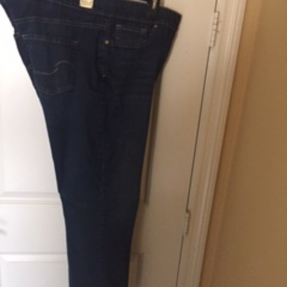 Levi Signature Totally Shaping Pull-On Boot Cut Jeans - Picture 2 of 5